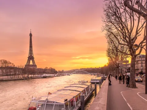 Paseo en barco nocturno por el río Sena con Torre Eiffel de fondo