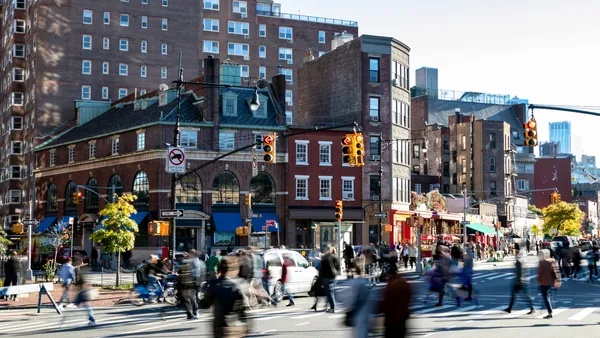 Calle animada de Greenwich Village en Nueva York durante un free walking tour