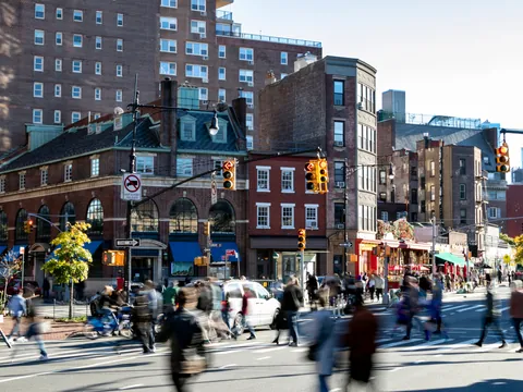 Calle animada de Greenwich Village en Nueva York durante un free walking tour