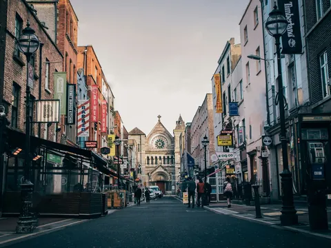 Perspectiva de South Anne Street con iglesia de Santa Ana al fondo, Dublín, Irlanda