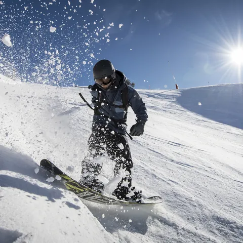 Snowboarder en Baqueira - Qué hacer en Baqueira - Guía de Viajes Baqueira - Buendía