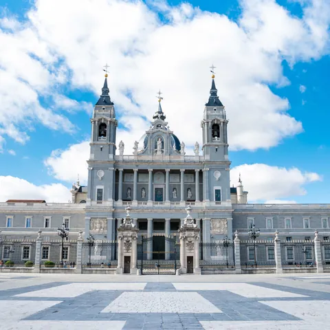 Fachada prinipal de la Catedral de Almudena de Madrid-que ver Madrid- Guía Viaje-Buendía Tours