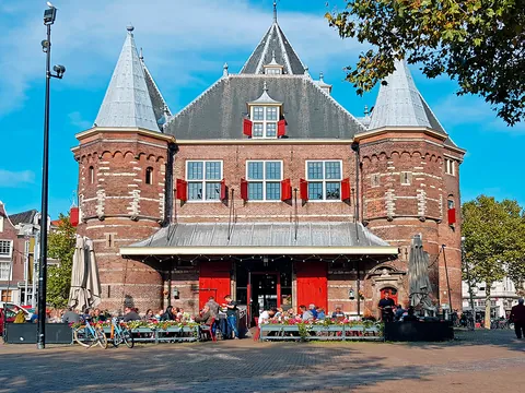 Edificio De Waag en el distrito de Nieuwmarkt.