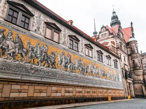 Mural Fuerstenzug en Dresde, Sajonia, Alemania con buendía