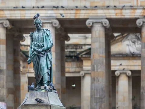 Estatua de Simón Bolívar en la Plaza de Bolívar de Bogotá, Colombia