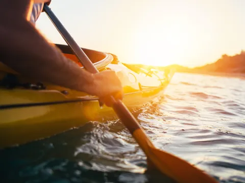 Primer plano de remo y kayak en Es Canutells, Menorca