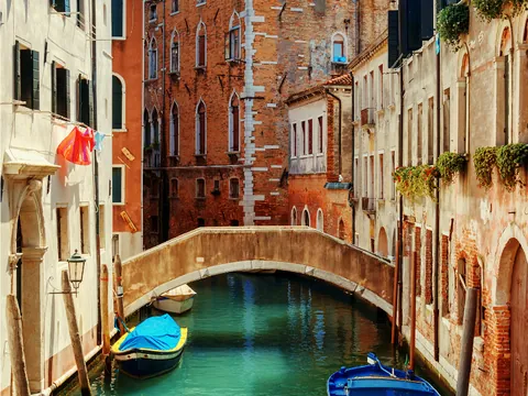 Canal estrecho con un puente en Venecia - HOME Venecia - Guía de Viajes Venecia - Buendía
