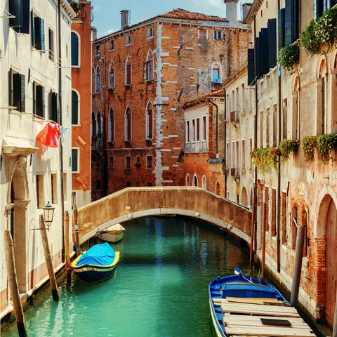 Canal estrecho con un puente en Venecia - HOME Venecia - Guía de Viajes Venecia - Buendía