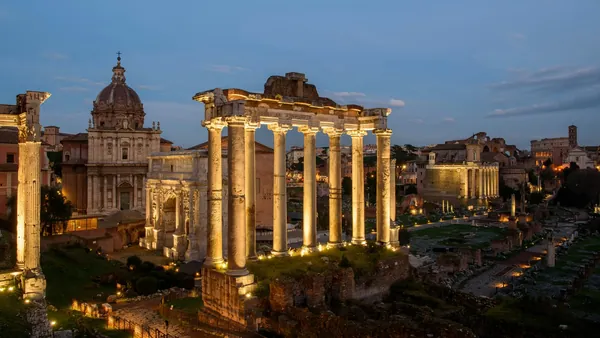 Ruinas del Foro Romano al anochecer con templos y columnas en Roma