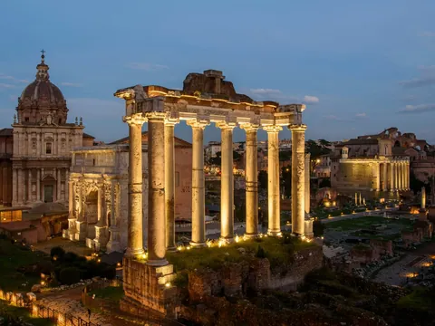 Ruinas del Foro Romano al anochecer con templos y columnas en Roma
