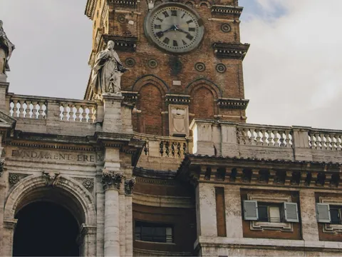 Estatua y torre del reloj de la Basílica de Santa María la Mayor en Roma