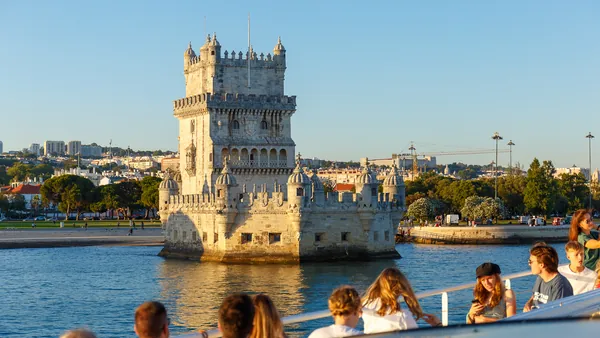 Crucero al atardecer frente a la Torre de Belém en Lisboa.