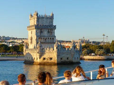Crucero al atardecer frente a la Torre de Belém en Lisboa.