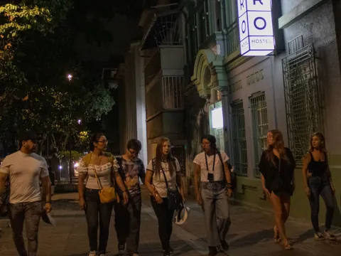Grupo de personas disfruta del free tour Medellín Nocturno y Bohemio, Colombia