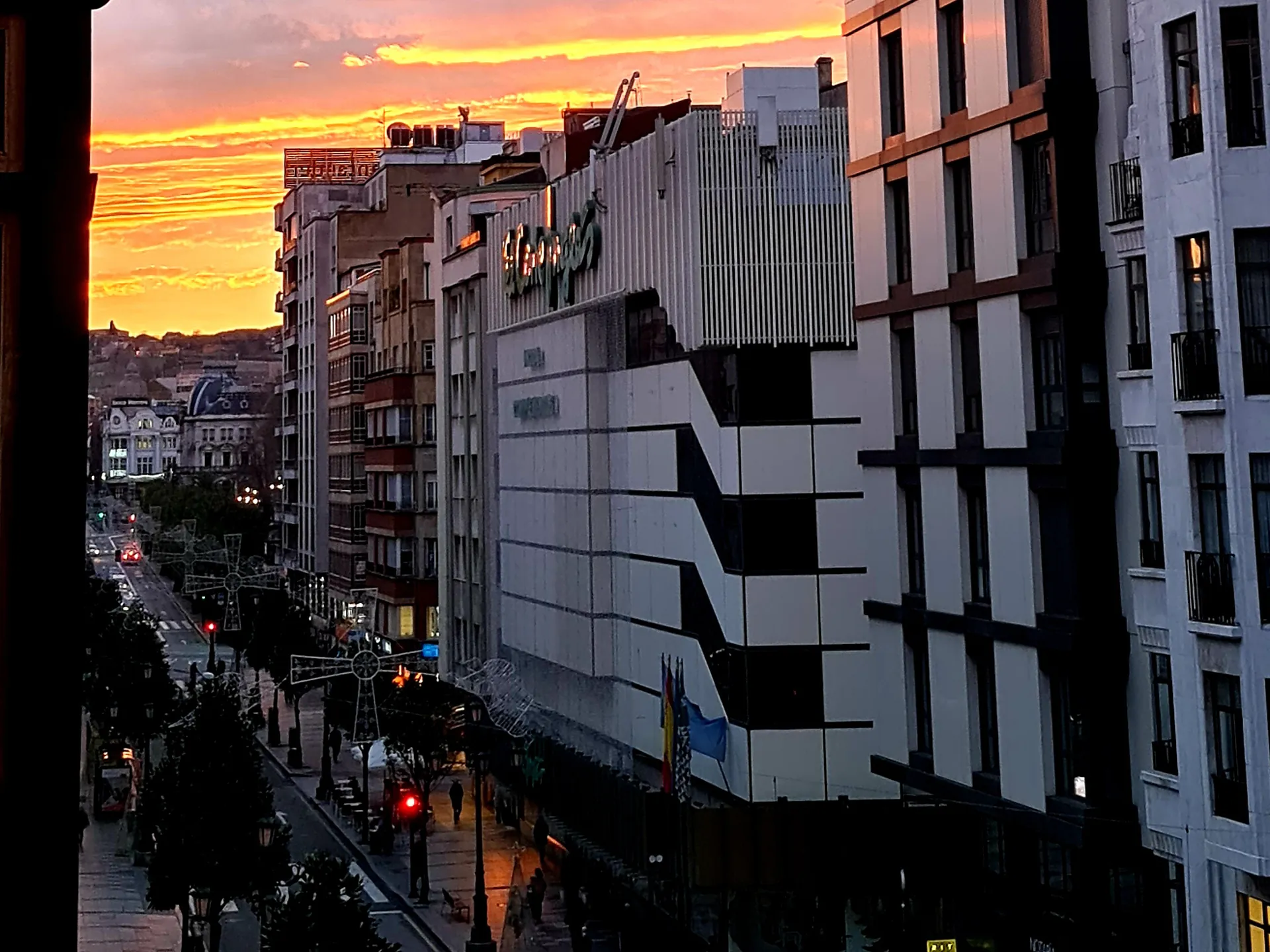 Amanecer en la Calle Uría de Oviedo desde las oficinas de Buendía Tours - Guía de viajes Oviedo - Buendía