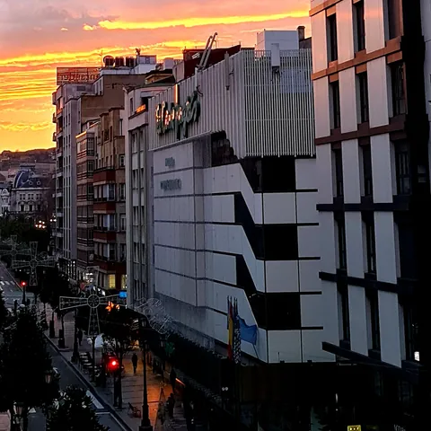 Amanecer en la Calle Uría de Oviedo desde las oficinas de Buendía Tours - Guía de viajes Oviedo - Buendía