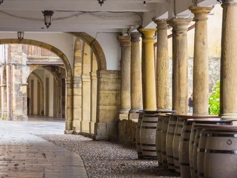 Soportales del antiguo barrio de pescadores en el casco histórico de Avilés