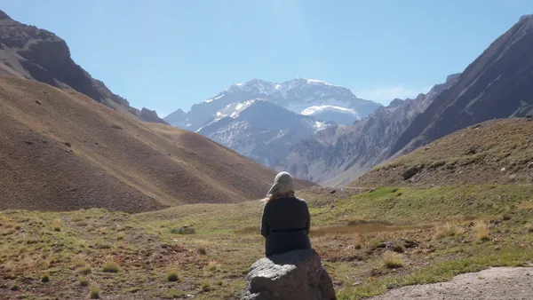 Mujer senderista observa las vistas en el Parque Aconcagua, en la excursión desde Santiago de Chile.