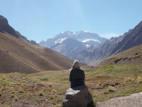 Mujer senderista observa las vistas en el Parque Aconcagua, en la excursión desde Santiago de Chile.