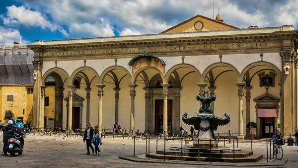 Fachada del Duomo de Florencia con su cúpula y detalles arquitectónicos.