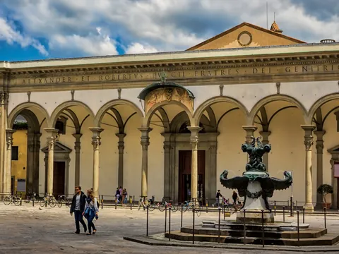 Fachada del Duomo de Florencia con su cúpula y detalles arquitectónicos.