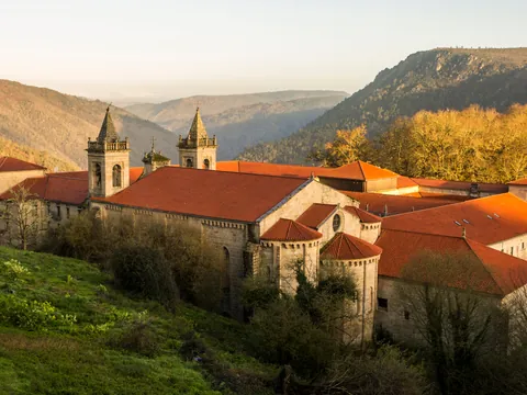 excursión Ribiera Sacra desde Santiago Compostela visita guiada Transporta cañónes Rio Sil paseo en barco Ourense Galicia