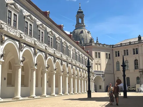 Patio Stallhof y Cúpula de la Frauenkirche en Dresde Alemania