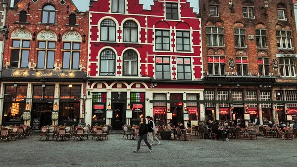 Fachadas y terrazas de cafés en la plaza principal del centro histórico de Brujas