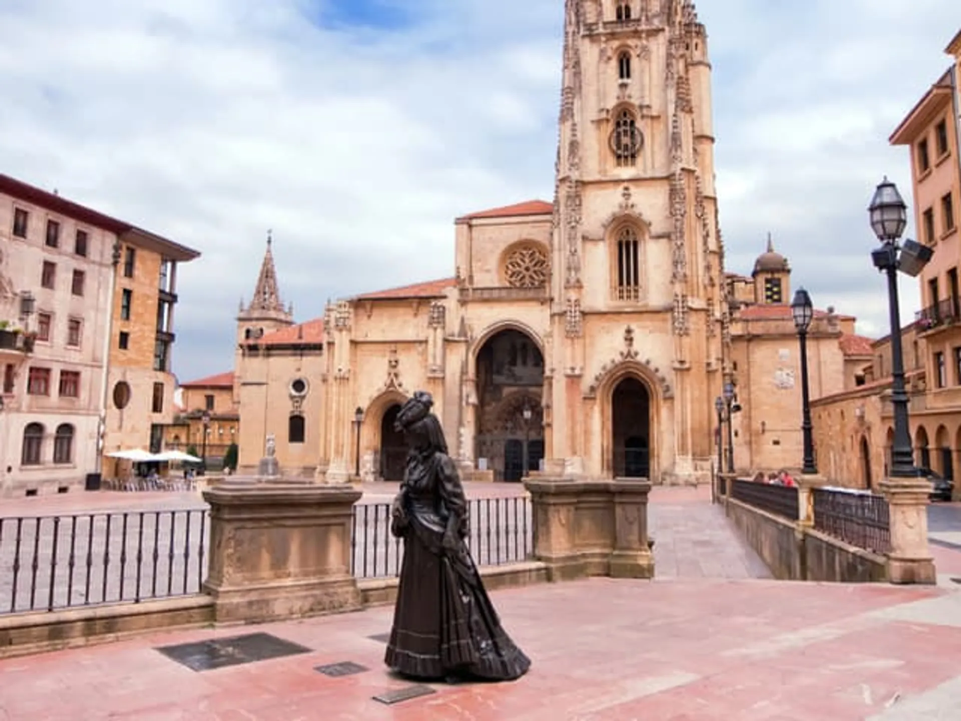 Monumento a la Regenta de Clarín en Oviedo-Famosos de Oviedo-Oviedo-Guía de Viajes Buendía Tours