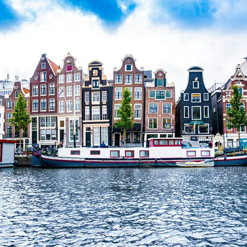 Casas tradicionales de Ámsterdam junto a uno de los canales de la ciudad