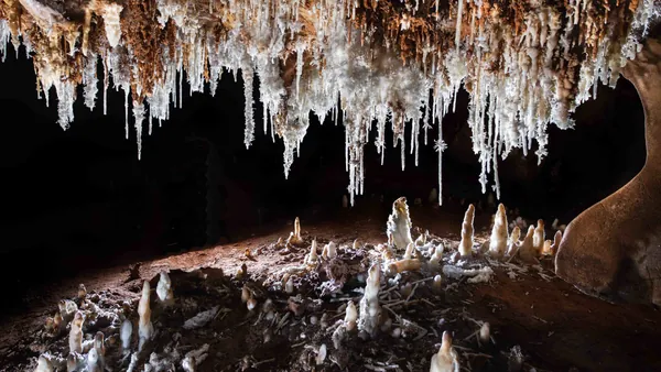 Estalactitas, estalagmitas y columnas calcáreas se suceden en un entorno que parece esculpido a mano.