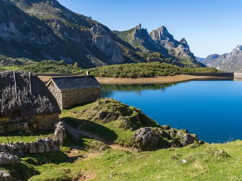 Excursión al Mirador de la Farrapona, Lagos de Somiedo y Senda del Oso desde Gijón
