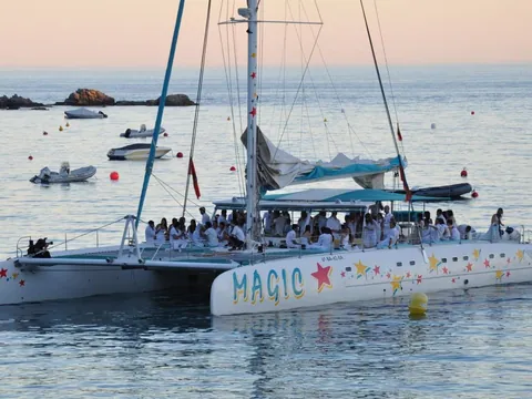 excursión catamarán Bahia Palma Mallorca barco Velero Baleares