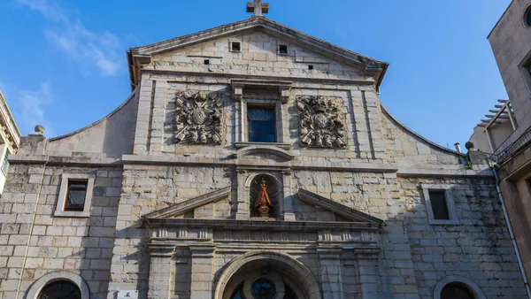 Fachada de la Iglesia de la Compañía en el centro de Santander, Cantabria