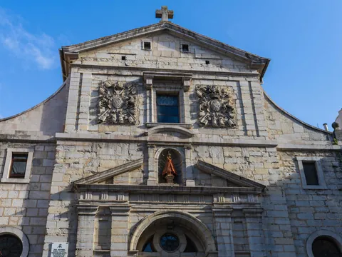 Fachada de la Iglesia de la Compañía en el centro de Santander, Cantabria