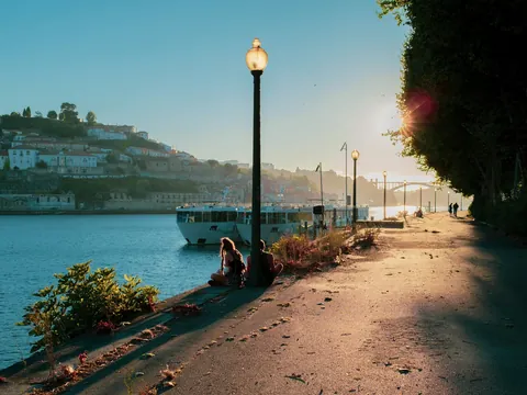 Paseo junto al Duero en Oporto al atardecer