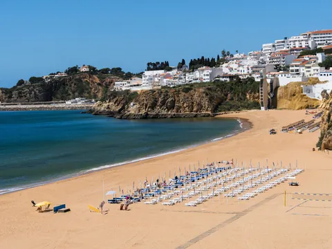 Playa de Peneco y acantilados en Albufeira, Algarve, Portugal