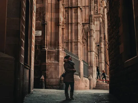 Mujer observando la Catedral de Barcelona desde el Carrer dels Comtes.