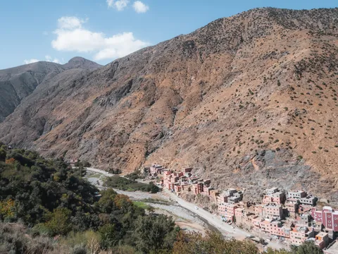 Vista del pueblo de Setti Fatma en el valle de Ourika, montañas del Atlas