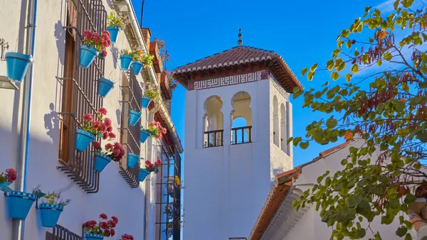 ista del Albaicín de Granada, con sus casas encaladas y callejuelas empedradas, reflejando la herencia andalusí del barrio.