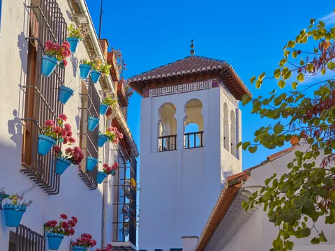 ista del Albaicín de Granada, con sus casas encaladas y callejuelas empedradas, reflejando la herencia andalusí del barrio.