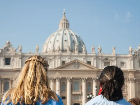 Personas observando la cúpula de la Basílica de San Pedro, Vaticano