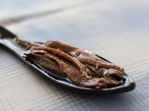 Anchoas artesanales de Santoña, Cantabria, servidas en bandeja.