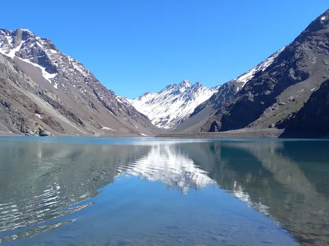 Reflejos en la Laguna del Inca, en Portillo, Chile.