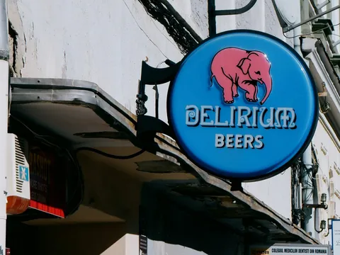 Letrero circular azul de Delirium Beers