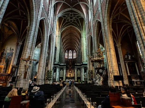 El impresionante interior de la Catedral de San Bavón te dejará sin palabras.
