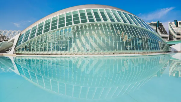 Hemisfèric reflejado en el agua en la Ciudad de las Artes y las Ciencias de Valencia