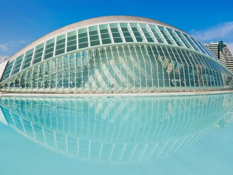 Hemisfèric reflejado en el agua en la Ciudad de las Artes y las Ciencias de Valencia