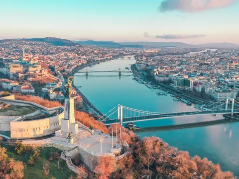 Vista aérea panorámica de Budapest con la Ciudadela y puentes sobre el Danubio