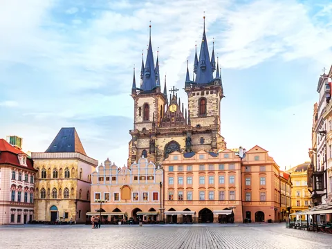 Iglesia de Týn en la Plaza de la Ciudad Vieja de Praga al amanecer